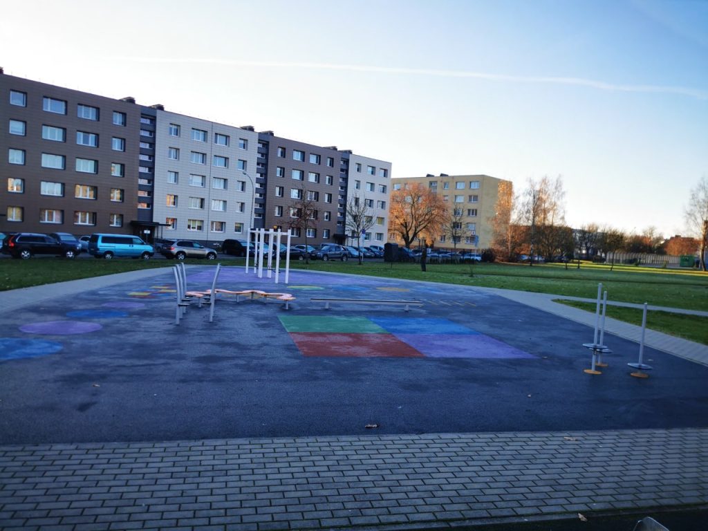 Asociacija Plungės miesto vietos veiklos grupė baigė įgyvendinti projektą „Lauko žaidimų įrenginių įrengimas „Supermiesto“ vaikų žaidimų aikštelėje“