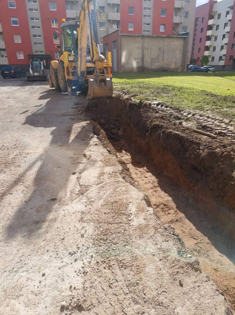 2022 spalis, gatvių žvyravimo ir duobių asfaltavimo darbai