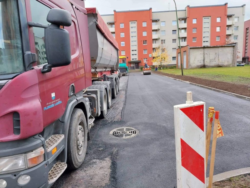 2022 spalis, gatvių žvyravimo ir duobių asfaltavimo darbai