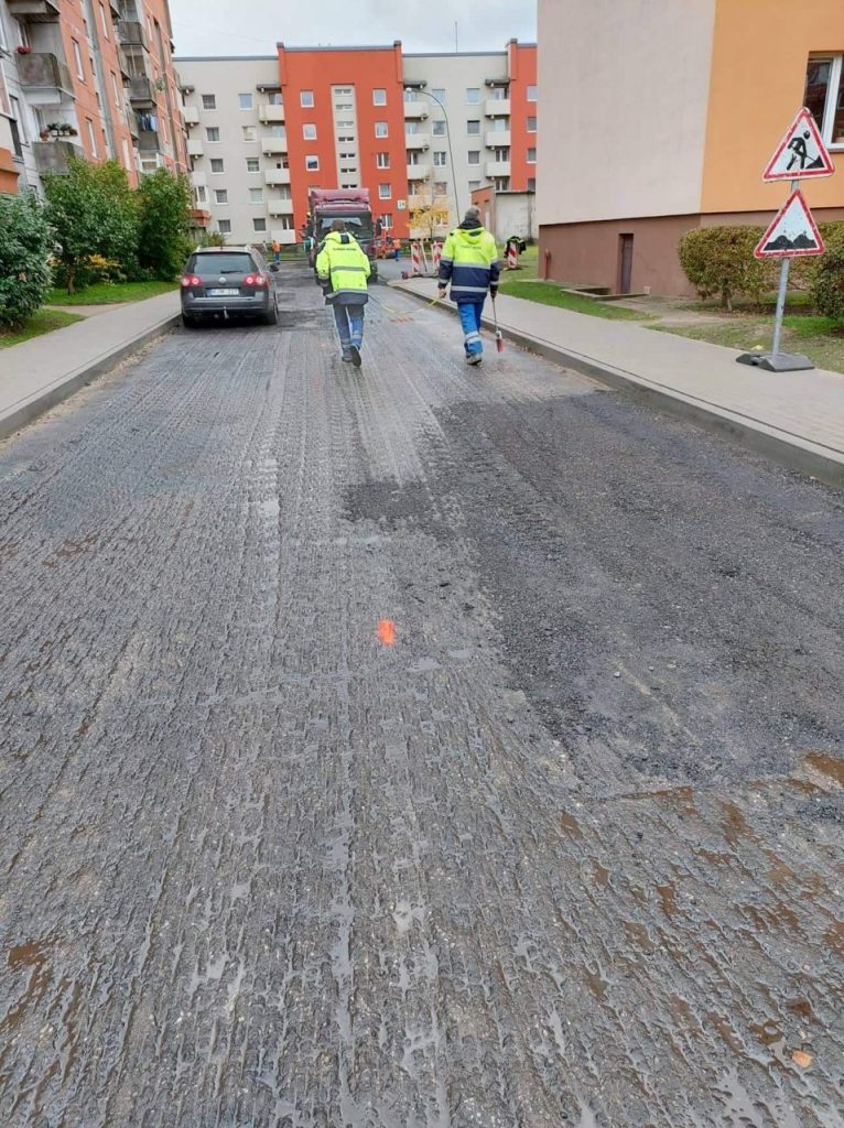 2022 spalis, gatvių žvyravimo ir duobių asfaltavimo darbai