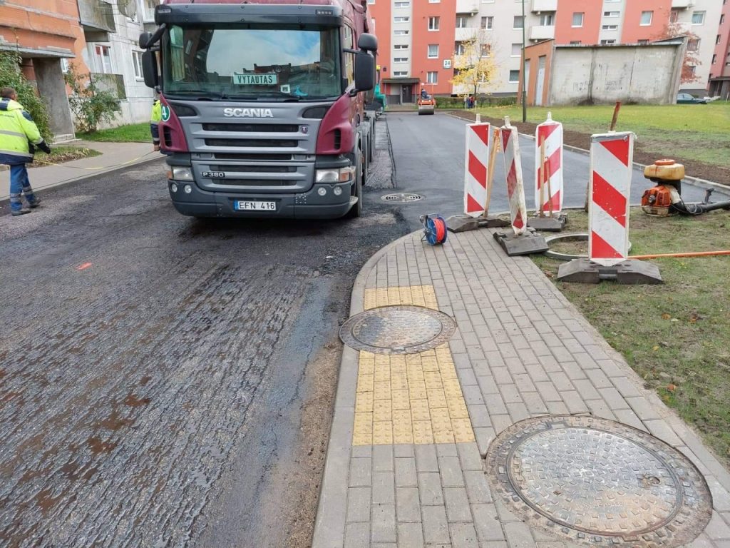 2022 spalis, gatvių žvyravimo ir duobių asfaltavimo darbai