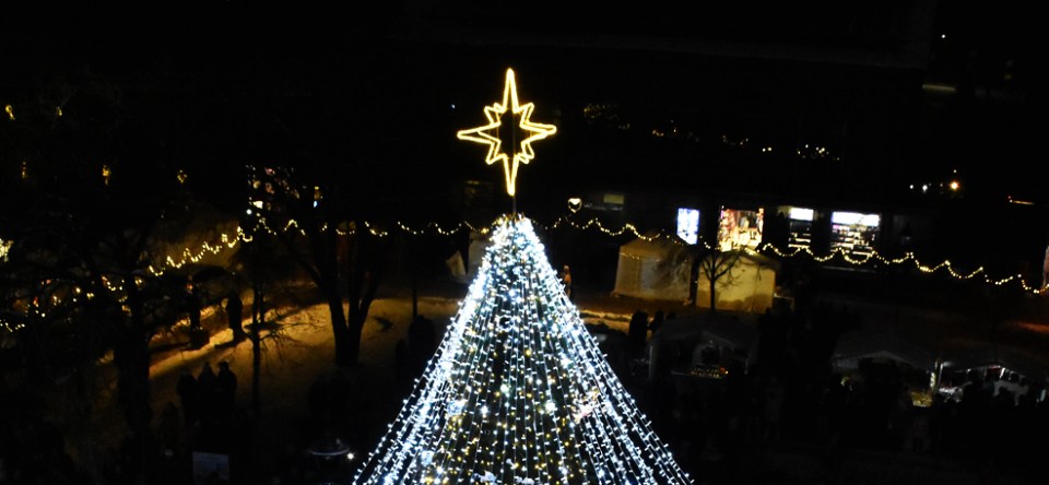 2022-12-02 Plungėje, Senamiesčio aikštėje, po spindinčių girliandų skraiste sužibo puošni kalėdinė eglutė!