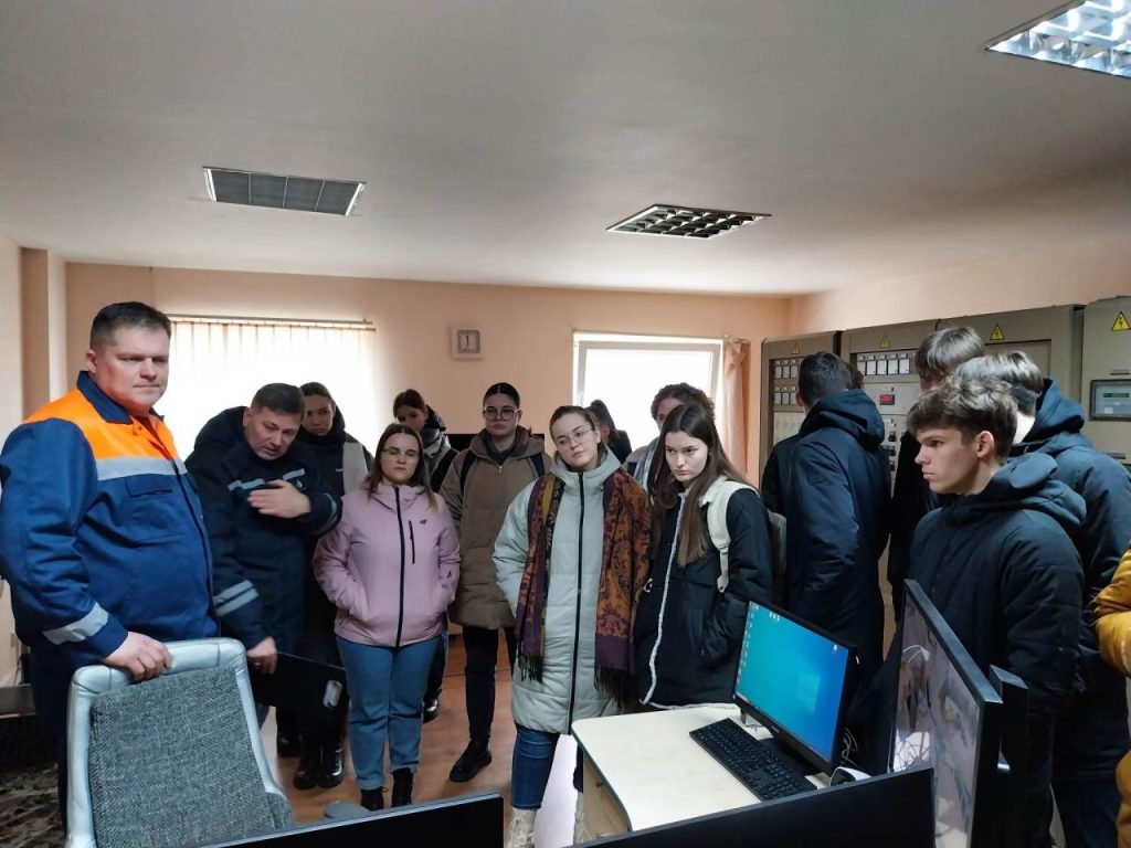 2023-02-09 Plungės eksperimentinės inžinerijos klasės mokinių vizitas į Plungės krašto įmones