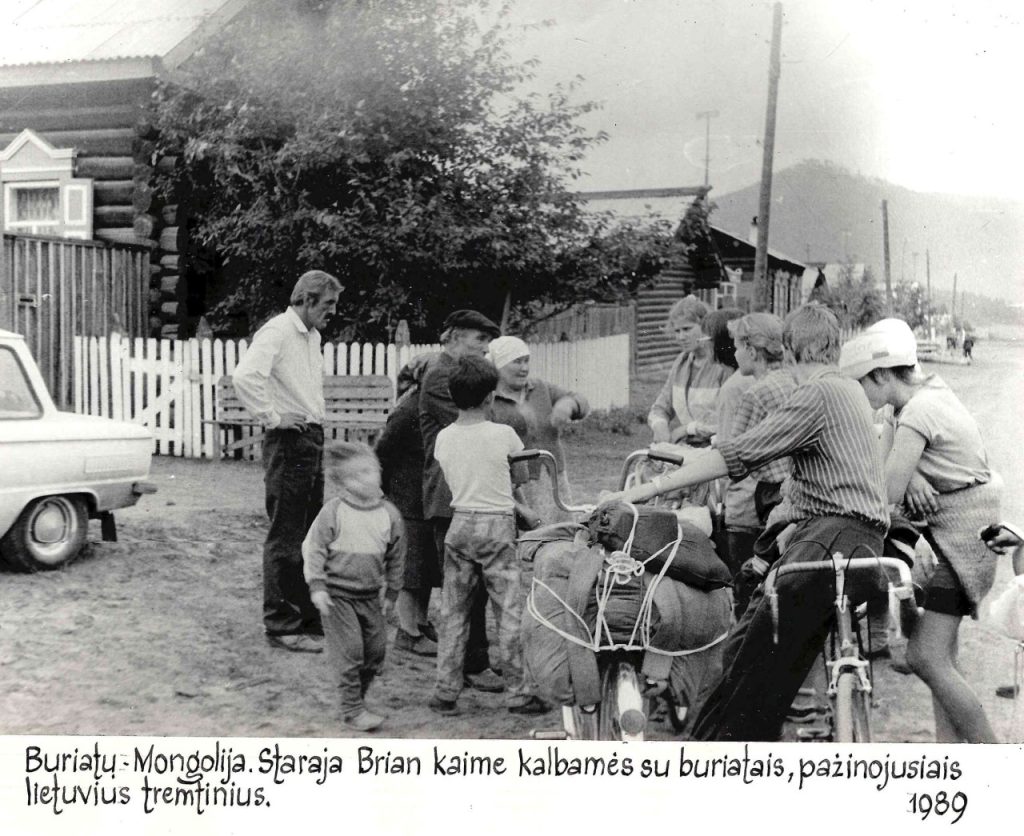 1989 m. Plungės keliautojų klubas „Terra incognita“ organizavo ekspediciją Lietuvos tremties keliais po Buriatų Mongoliją