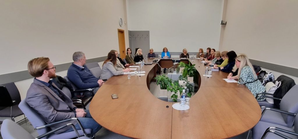 2023-03-03 Socialinės paramos skyriaus susitikimas su Plungės rajono seniūnijų socialinio darbo organizatorėmis ir socialinių išmokų specialistais