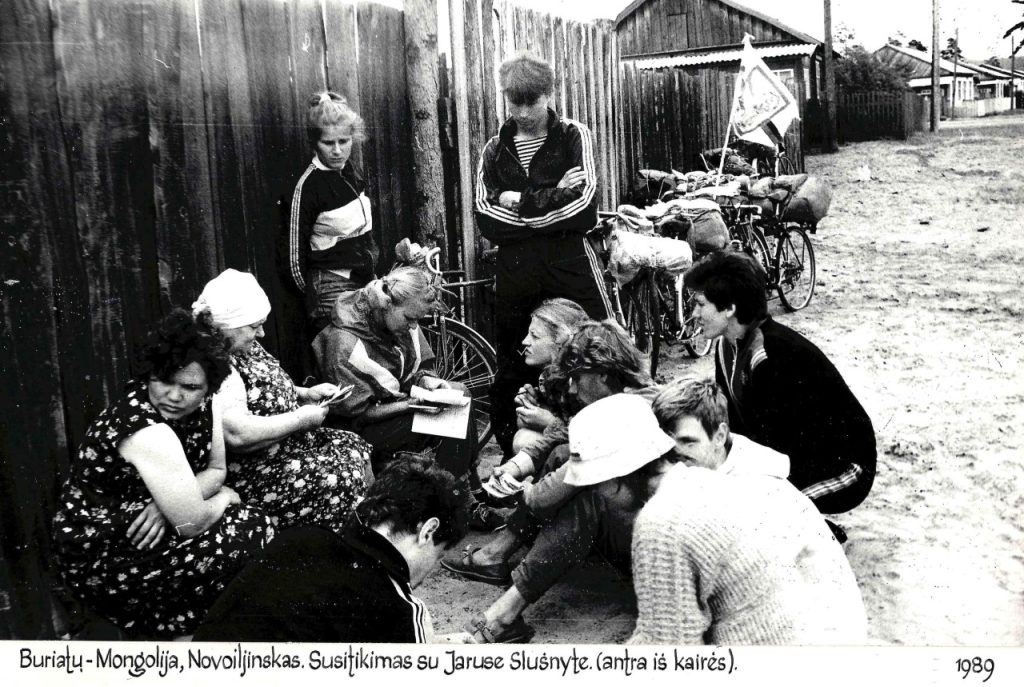 1989 m. Plungės keliautojų klubas „Terra incognita“ organizavo ekspediciją Lietuvos tremties keliais po Buriatų Mongoliją