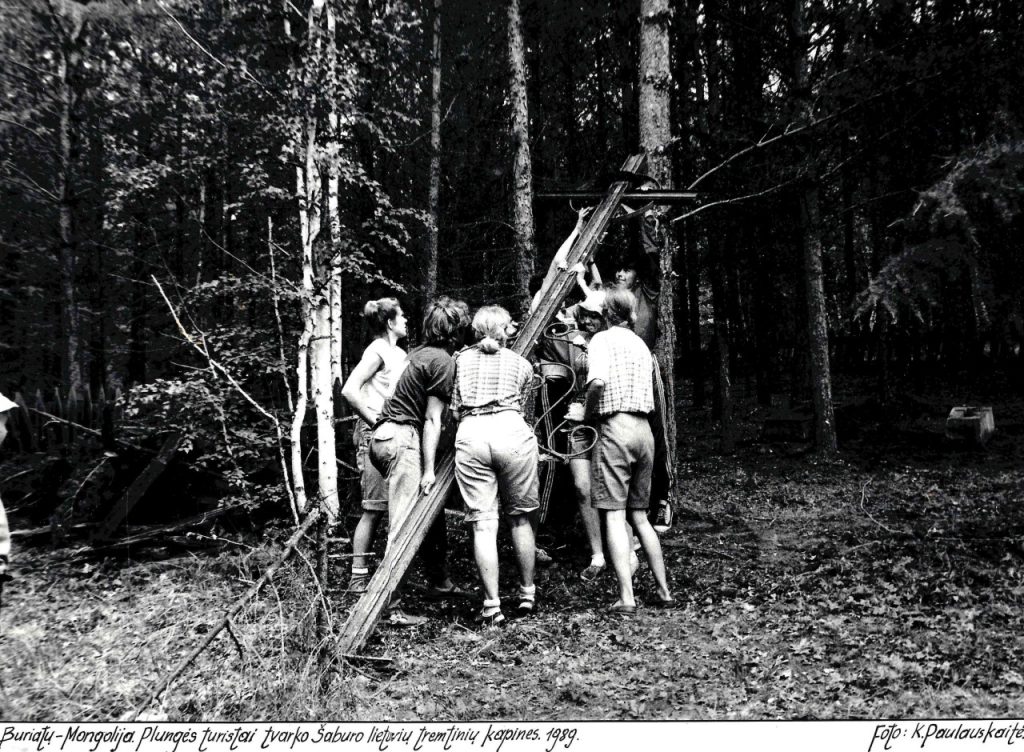 1989 m. Plungės keliautojų klubas „Terra incognita“ organizavo ekspediciją Lietuvos tremties keliais po Buriatų Mongoliją