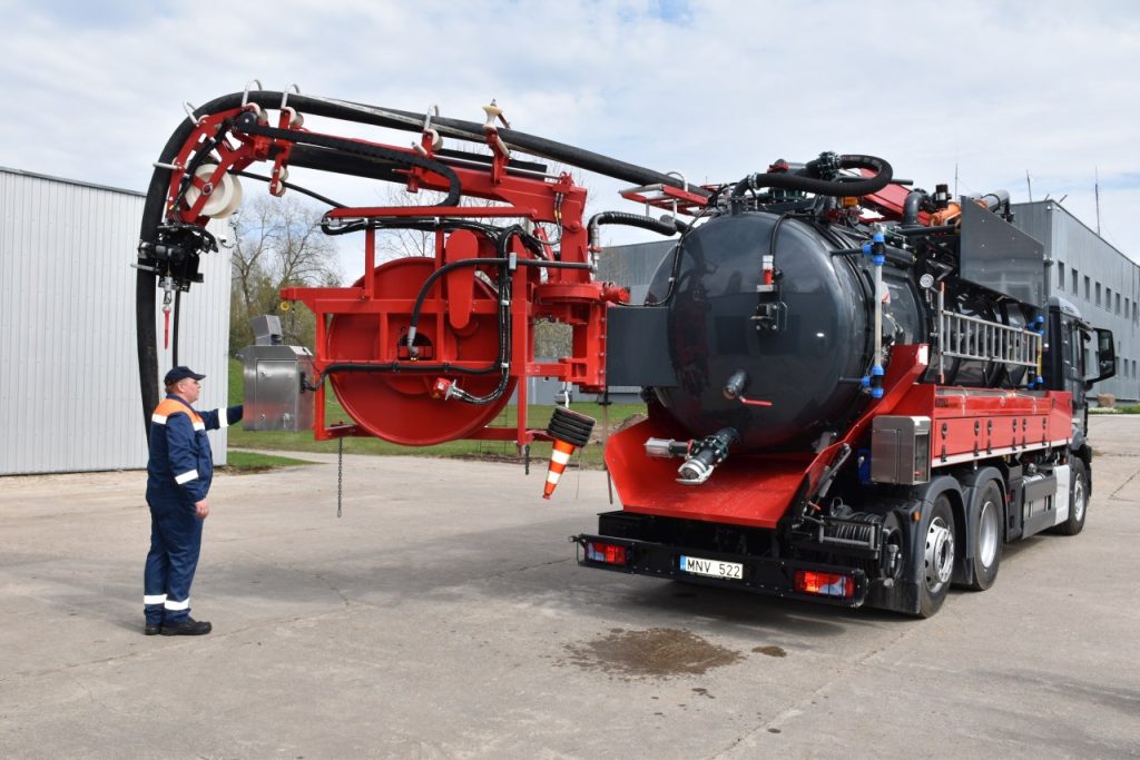 2023-04 „Plungės vandenys“, hidrodinaminis dumbliasiurbis automobilis „MAN“
