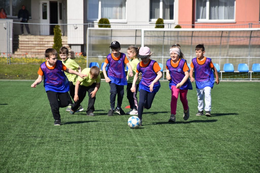 2023-05-10 Plungės dirbtinės dangos stadione vyko viešosios įstaigos „Plungės futbolas“ surengtas tradicinis futbolo turnyras „Babrungiuko futboliukas“.