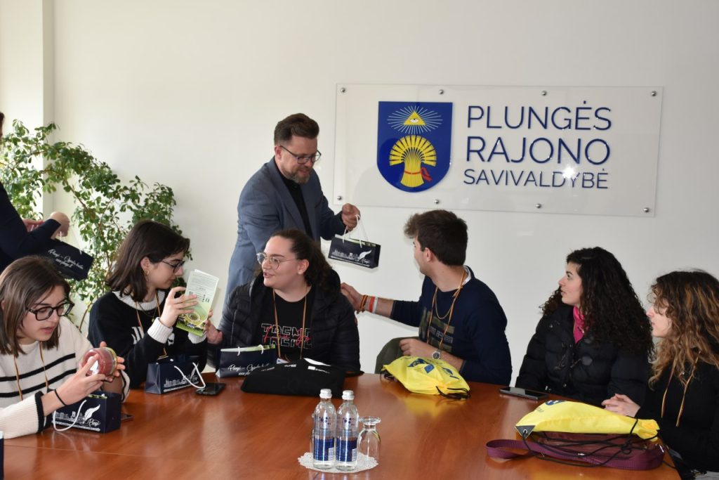 2023-05-02 lydimi „Saulės“ gimnazijos direktorės Dalios Uščinienės, anglų kalbos mokytojos ekspertės Ligitos Erminaitės ir iš JAV į Plungę dirbti atvykusio mokytojo asistento Morgano Edwardso, Savivaldybėje lankėsi mokiniai ir jų mokytojai iš Italijos. Svečius priėmė Plungės rajono savavaldybės vicemeras Žydrūnas Purauskis ir Savivaldybės administracijos Švietimo ir sporto skyriaus vyr. specialistė Vilma Ruginytė