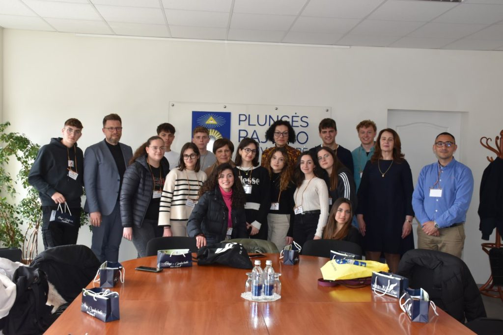 2023-05-02 lydimi „Saulės“ gimnazijos direktorės Dalios Uščinienės, anglų kalbos mokytojos ekspertės Ligitos Erminaitės ir iš JAV į Plungę dirbti atvykusio mokytojo asistento Morgano Edwardso, Savivaldybėje lankėsi mokiniai ir jų mokytojai iš Italijos. Svečius priėmė Plungės rajono savavaldybės vicemeras Žydrūnas Purauskis ir Savivaldybės administracijos Švietimo ir sporto skyriaus vyr. specialistė Vilma Ruginytė