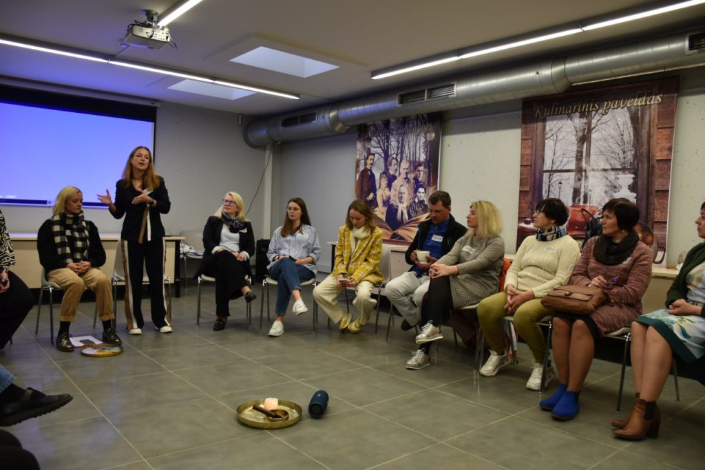 2023-05-04 viešoji įstaiga Kaimo verslo ir rinkų plėtros agentūra („Litfood“) Plungėje, Aktyvaus poilsio ir pramogų zonoje, surengė informacinį renginį – kūrybines dirbtuves „Kaimiški produktai ir paslaugos – gyvybingas Lietuvos kaimas“