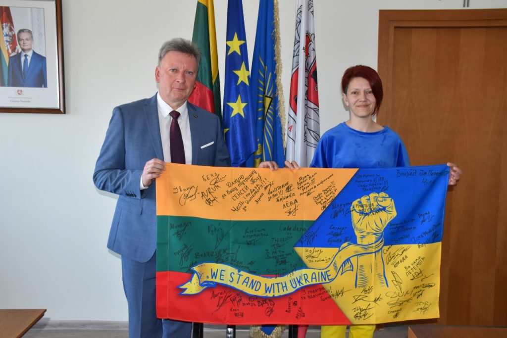 2023-05 Plungės rajono savivaldybės meras Audrius Klišonis, ukrainietė Hanna Kryzhanovskaya - dovanos ir padėka iš Ukrainos