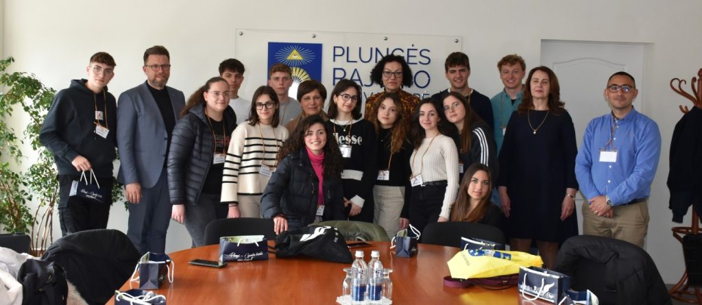 2023-05 Plungės „Saulės“ gimnazija sutiko svečius iš saulėtos Sicilijos salos, I.I.S.S. di Lercara Friddi Italijos mokyklos. Projektas „Tiesiame tiltus tarp Lietuvos ir Italijos: kultūrinis paveldas ir tvarios aplinkos“