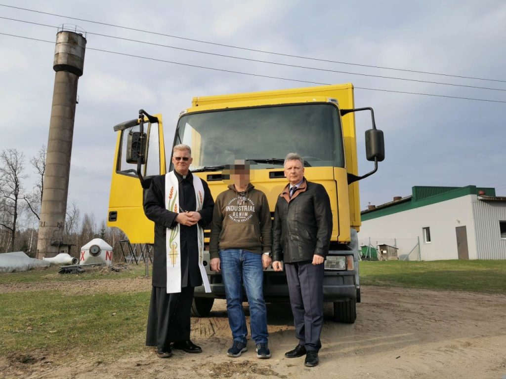 2023-05 klebonas Vytautas Gedvainis, Plungės rajono savivaldybės meras Audrius Klišonis - dovanos (sunkvežimis) Ukrainai