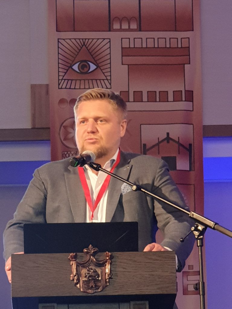 Plungės miesto šventė pradėta itin svariu ir reikšmingu renginiu – IQ žurnalo ir Plungės rajono savivaldybės organizuotu ekonomikos forumu „Plungė 2023: investicijos į tvarią ir inovatyvią pramonę“.