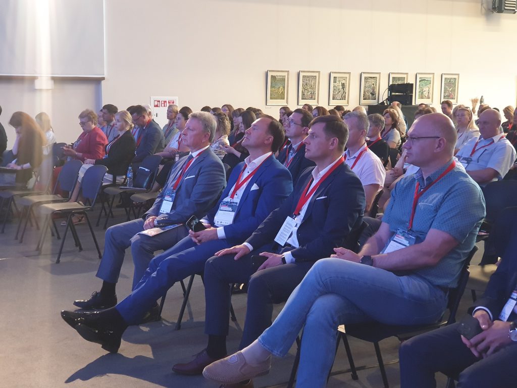 Plungės miesto šventė pradėta itin svariu ir reikšmingu renginiu – IQ žurnalo ir Plungės rajono savivaldybės organizuotu ekonomikos forumu „Plungė 2023: investicijos į tvarią ir inovatyvią pramonę“.