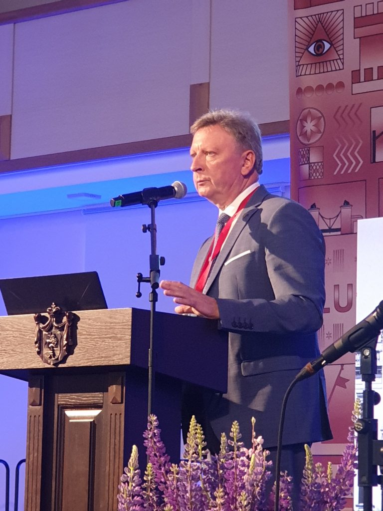 Plungės miesto šventė pradėta itin svariu ir reikšmingu renginiu – IQ žurnalo ir Plungės rajono savivaldybės organizuotu ekonomikos forumu „Plungė 2023: investicijos į tvarią ir inovatyvią pramonę“.