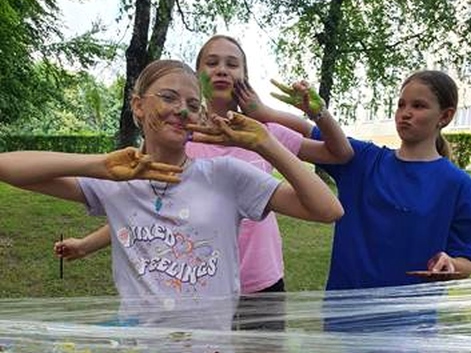Plungės akademiko Adolfo Jucio progimnazija, dieninė vasaros stovykla „Judėjimo džiaugsmas“, kurią remia Plungės r. savivaldybės vaikų ir jaunimo socializacijos (vasaros stovyklos) programa.