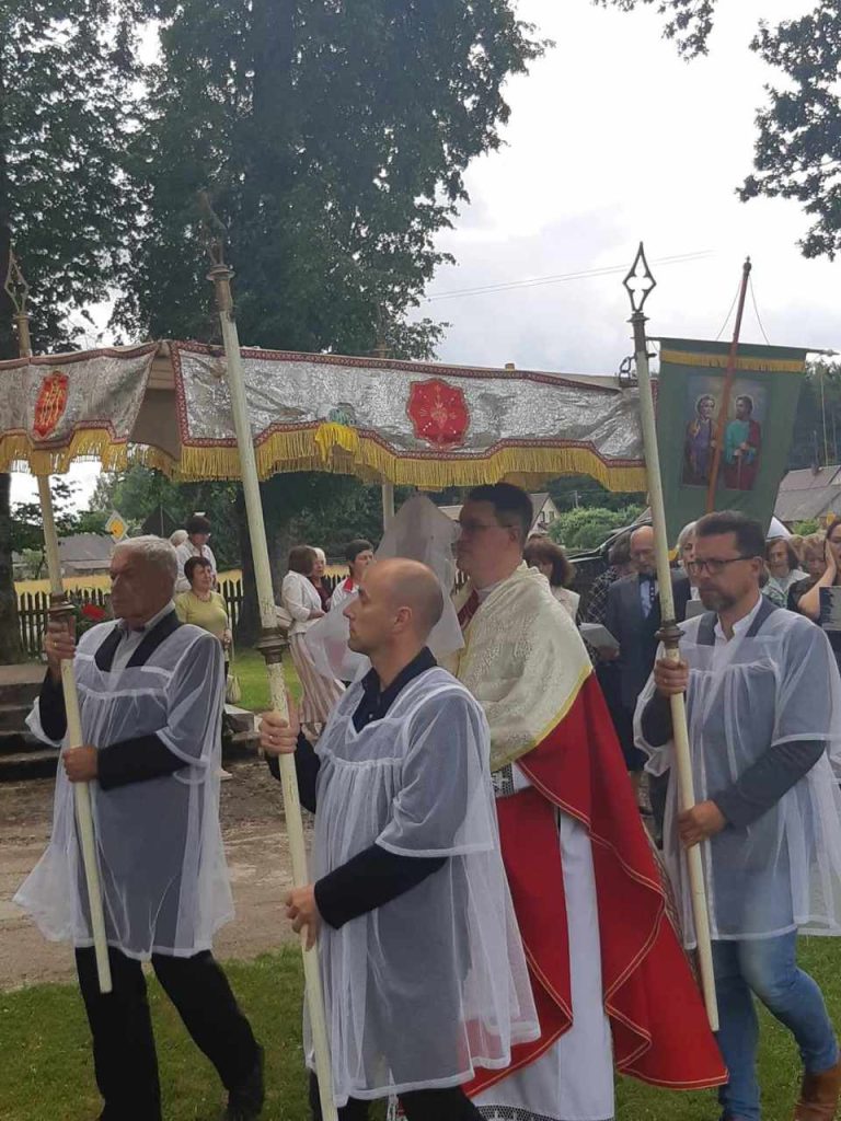 2023-07-01 Stalgėnuose vyko tradicinė kaimo šventė – Petrinės. Atlaidų procesija
