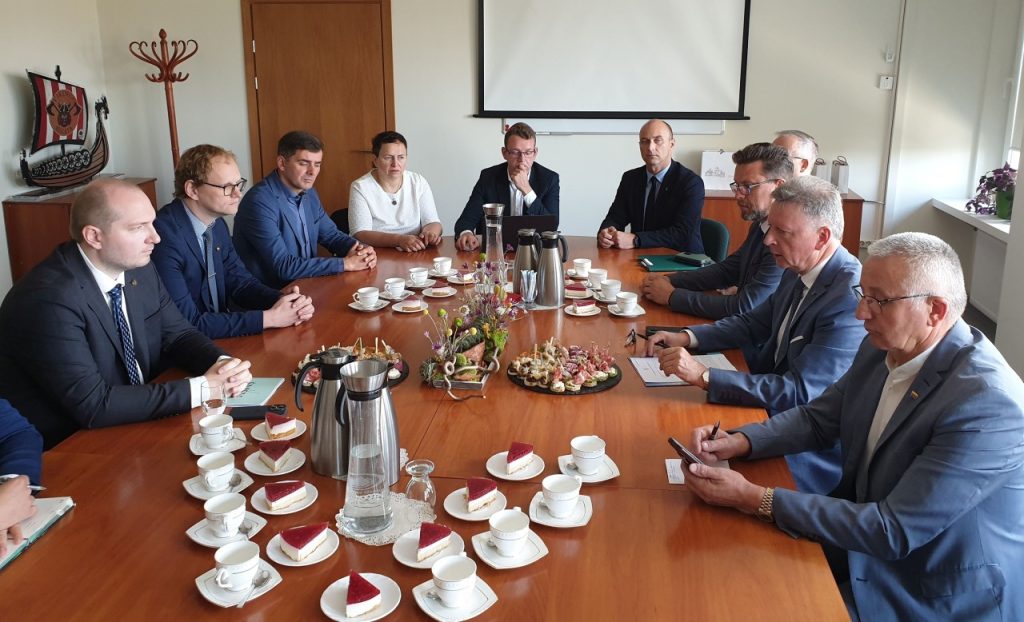 2023-07-21 Plungėje lankėsi švietimo, mokslo ir sporto ministras Gintautas Jakštas su komanda. Posėdis
