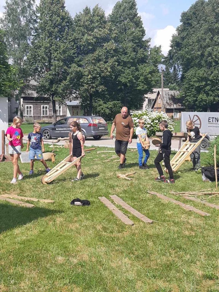 2023-07-01 Stalgėnuose vyko tradicinė kaimo šventė – Petrinės. Vaikai ir jaunimas dalyvavo „Etno pramogos“