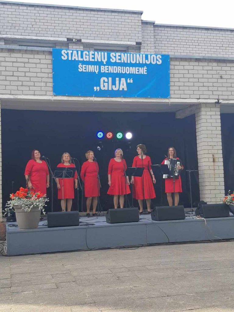 2023-07-01 Stalgėnuose vyko tradicinė kaimo šventė – Petrinės. Meninė-koncertinė programa, daininkės