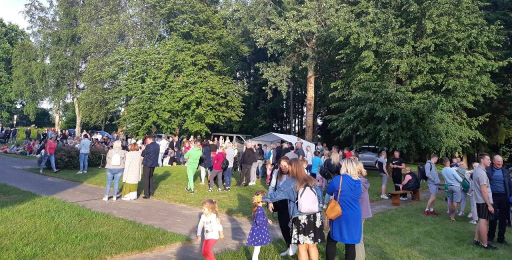 2023-07-01 Stalgėnuose vyko tradicinė kaimo šventė – Petrinės. Žiūrovai ir dalyviai