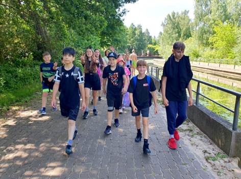 Plungės akademiko Adolfo Jucio progimnazija, dieninė vasaros stovykla „Judėjimo džiaugsmas“, kurią remia Plungės r. savivaldybės vaikų ir jaunimo socializacijos (vasaros stovyklos) programa