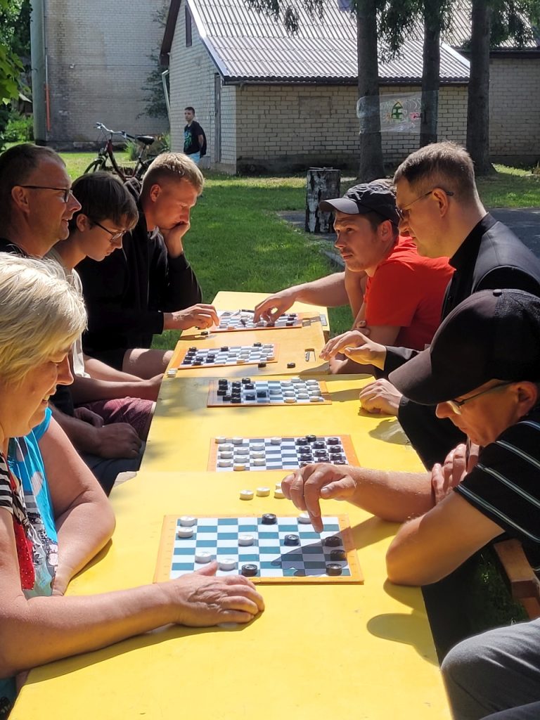 2023-07-01 Stalgėnuose vyko tradicinė kaimo šventė – Petrinės. Sporto varžybos, šaškės