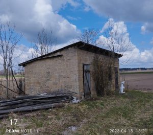 Buvusio kolūkio sandėliukas, esantis Šateikių sen., Šateikių k