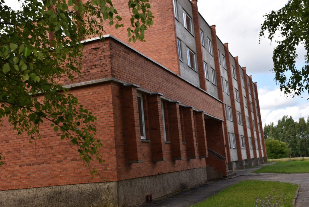 Plungės technologijų ir verslo mokyklos bendrabutis, pastato fasadas