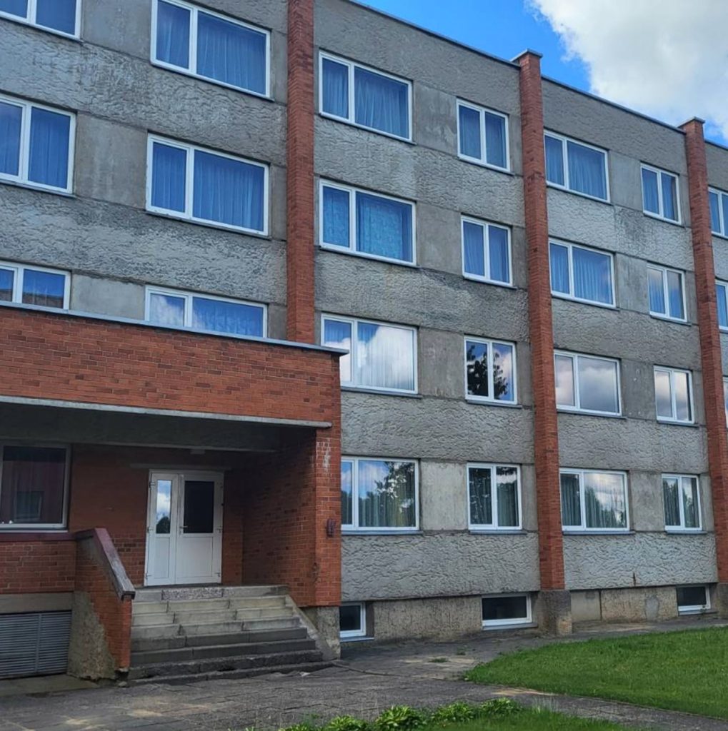 Plungės technologijų ir verslo mokyklos bendrabutis, pastato fasadas