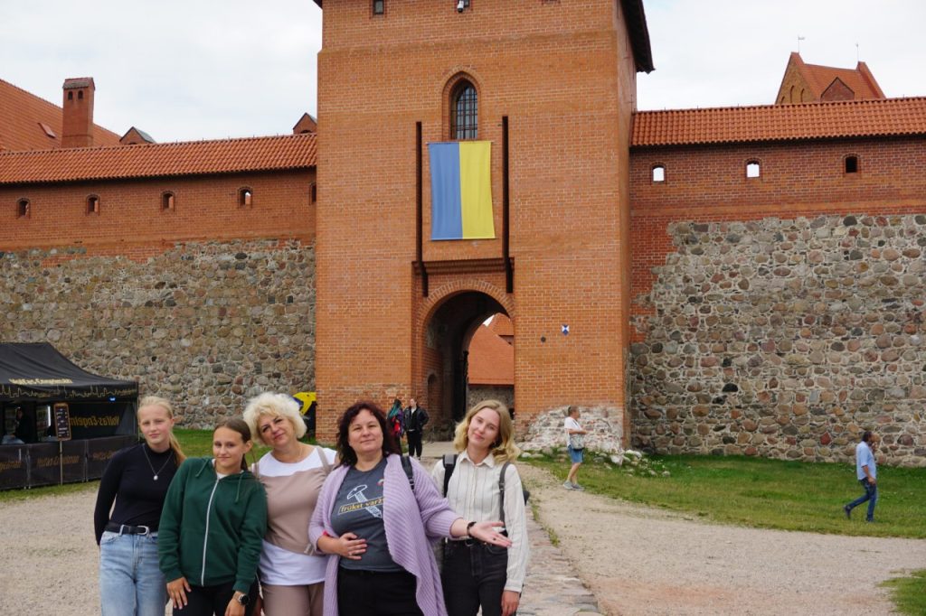 Plungės atviro jaunimo centro išvyka į Vilnių ir Trakus. Prie Trakų pilies