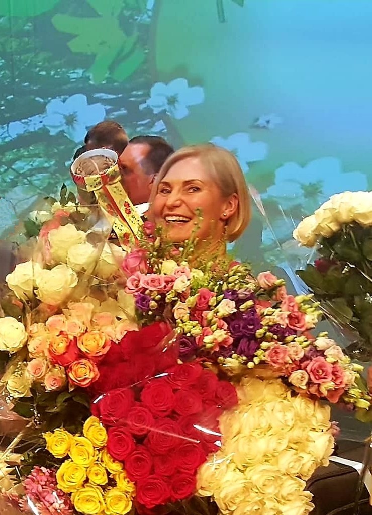 2023-07-06 Prezidentas Gitanas Nausėda choreografę, Plungės kultūros centro vaikų ir jaunimo liaudiškų šokių studijos „Mažasis Suvartukas“, šokių ir dainų ansamblio „Suvartukas“ meno vadovę apdovanojo ordino „Už nuopelnus Lietuvai“ medaliu už aktyvią kūrybinę veiklą puoselėjant lietuviško liaudies šokio tradicijas, už ilgametį šokio meno atlikėjų ugdymą
