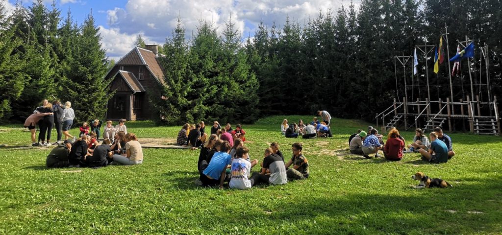 tarptautinio projekto „United We Stand“ skautų sodyboje dalyviai