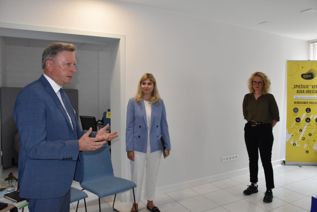 2023-08-18 Ekonomikos ir inovacijų ministrė Aušrinė Armonaitė su komanda