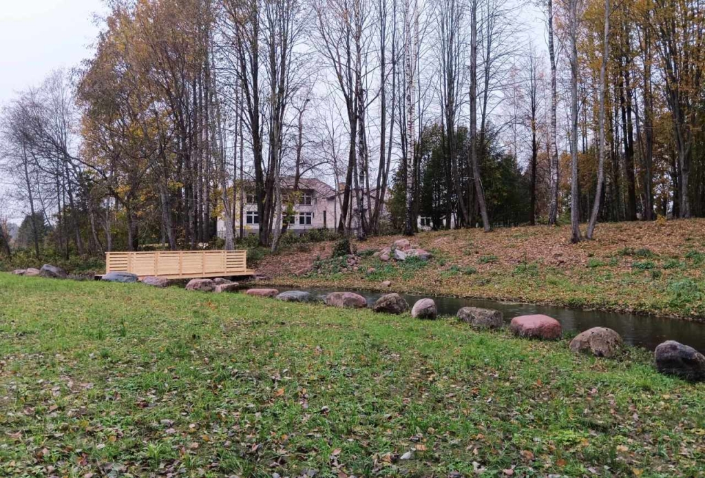 Sutvarkytos Kulių kaimynų parko erdvės, naujas tiltelis