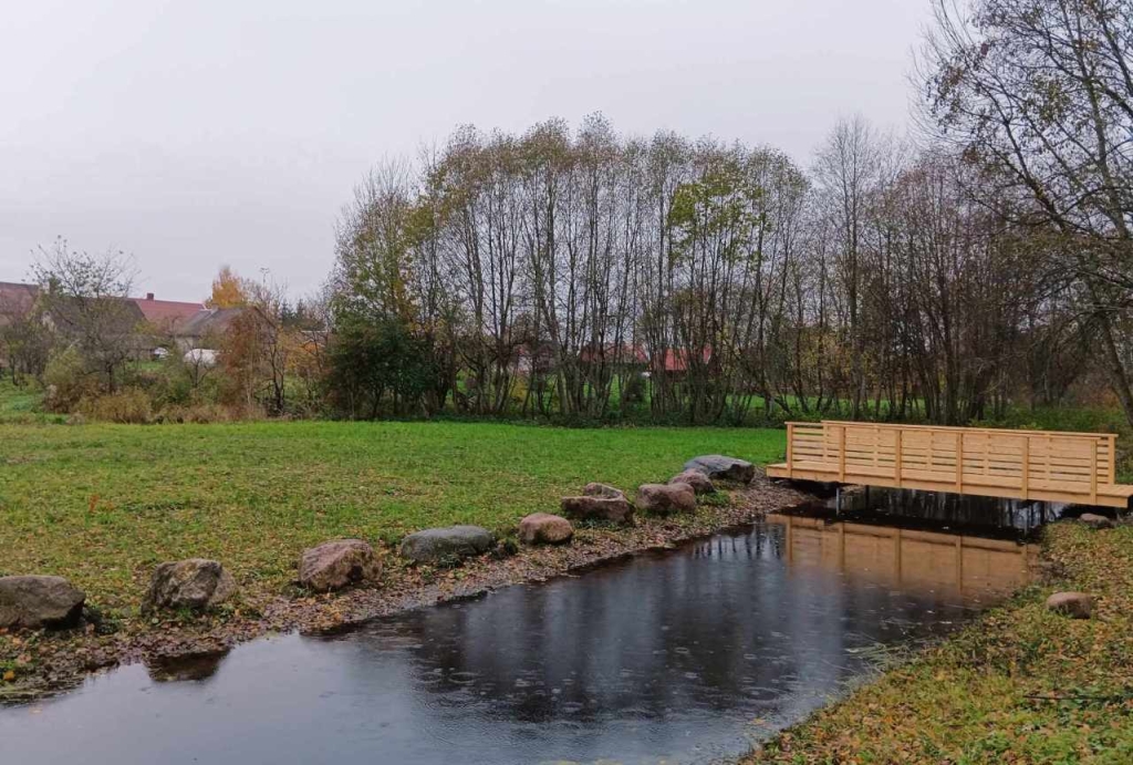 Sutvarkytos Kulių kaimynų parko erdvės, naujas tiltelis
