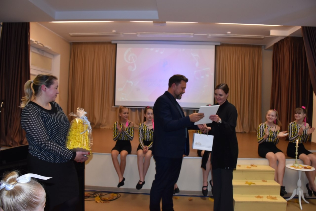 Vicemeras Žydrūnas Purauskis sveikina Akviliną Bertašiūtę