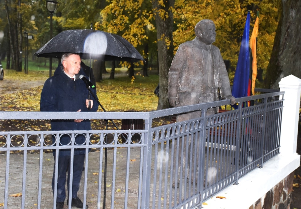 Savivaldybės meras dėkojo visiems, prisidėjusiems prie dr. Bronislovo Lubio įamžinimo