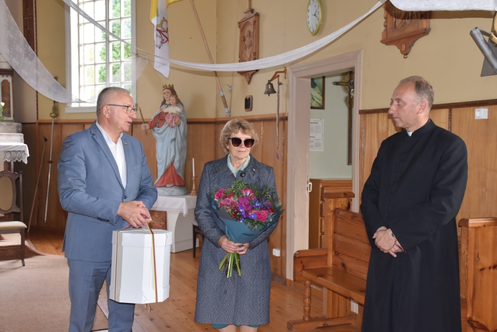 Jonas Varkalys dėkoja generalvikarui Viliui Viktoravičiui