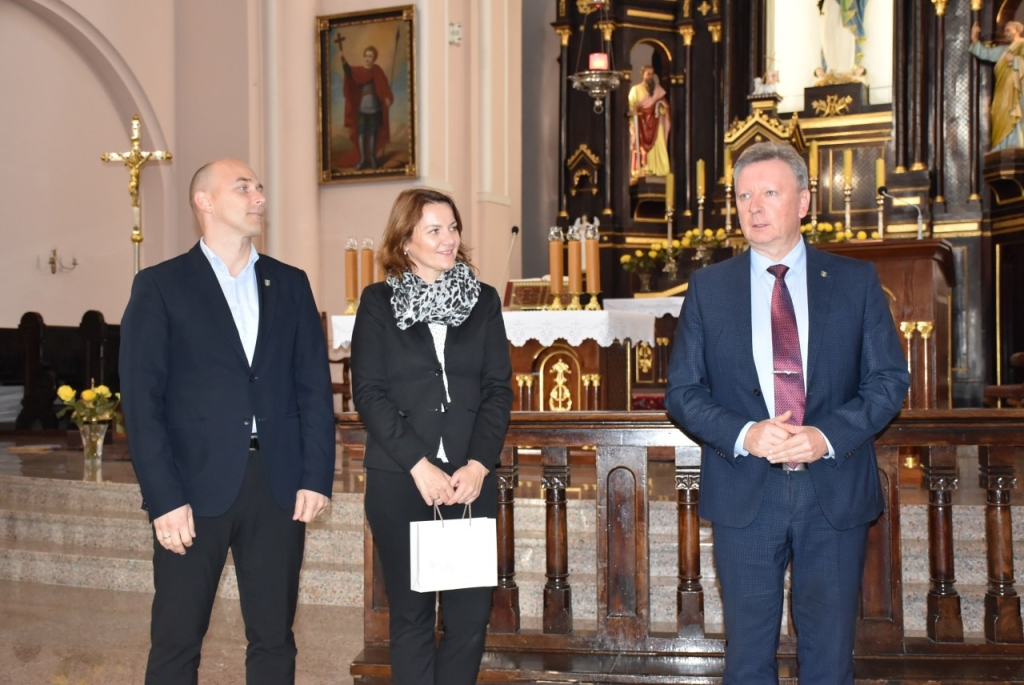 Pareigūnus sveikino Savivaldybės meras Audrius Klišonis (dešinėje), Savivaldybės tarybos sekretorė Irma Kvizikevičienė, Savivaldybės administracijos direktorius Dalius Pečiulis