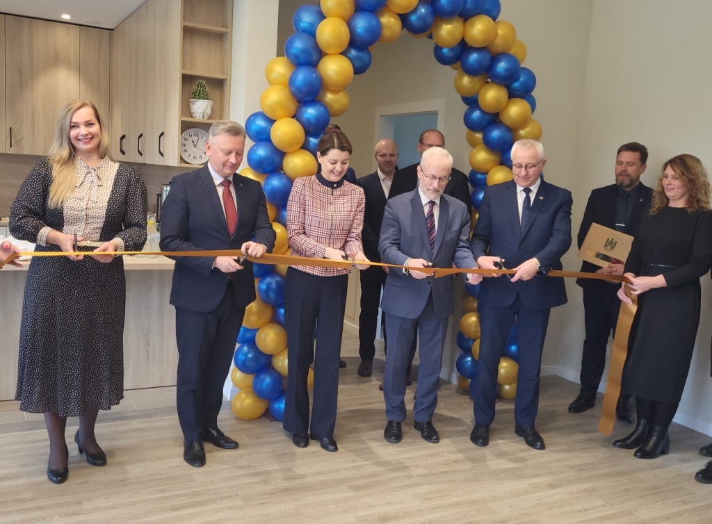 Dalyvaujant ministrei Monikai Navickienei perkirpta Bendruomeninių vaikų globos namų juostelė