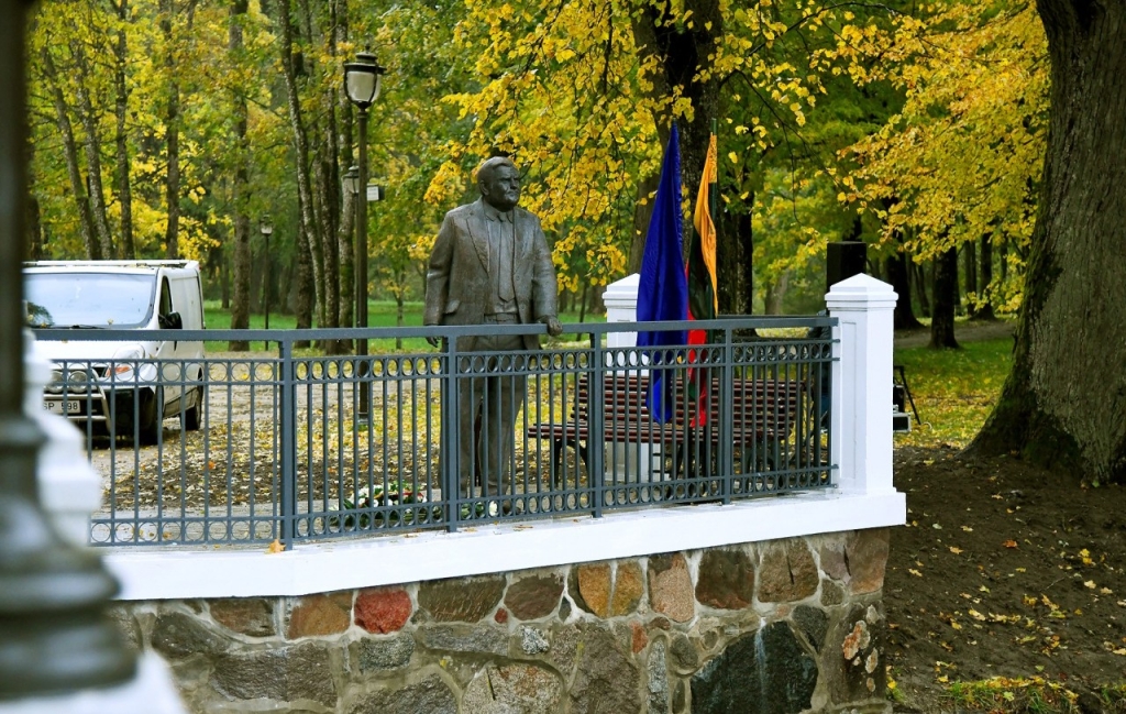 Paminklas dr. Bronislovui Lubiui pastatytas prie įėjimo į parką
