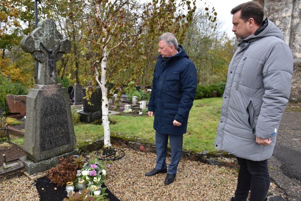 Meras A.Klišonis ir vicemeras Ž.Purauskis, buvusių merų Antano Lapuko ir Elvyros Lapukienės kapavietė