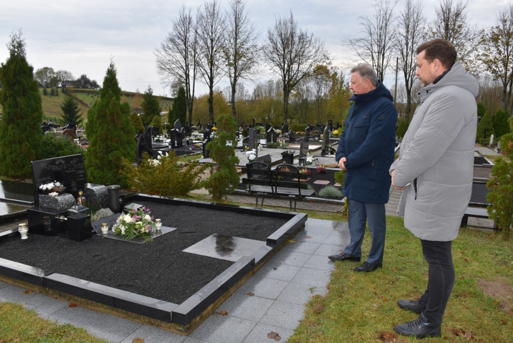 Naujosiose kapinės – Plungės garbės pilietės Emilijos Danutės Radvilavičienės kapas