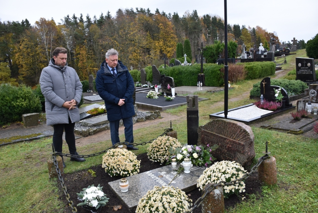 Alsėdžių kapinėse gėlių padėta ant Vasario 16-osios Akto signataro Stanislovo Narutavičiaus kapo