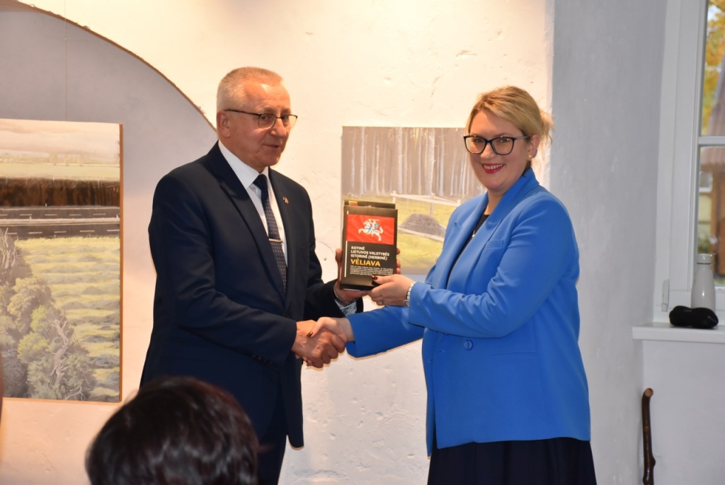 Seimo narys Jonas Varkys dėkoja Agnei Alčauskienei
