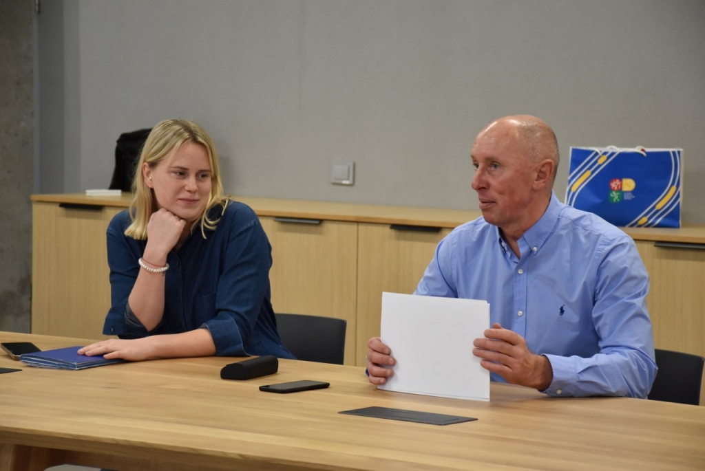 Plungės SRC plaukimo trenerė Dominyka Rapšytė (kairėje) ir Plungės SRC direktorius Alvydas Viršilas (dešinėje)
